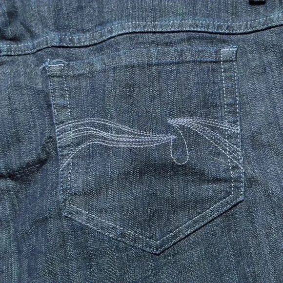 Dark Wash  Capris - Picture 3 of 5